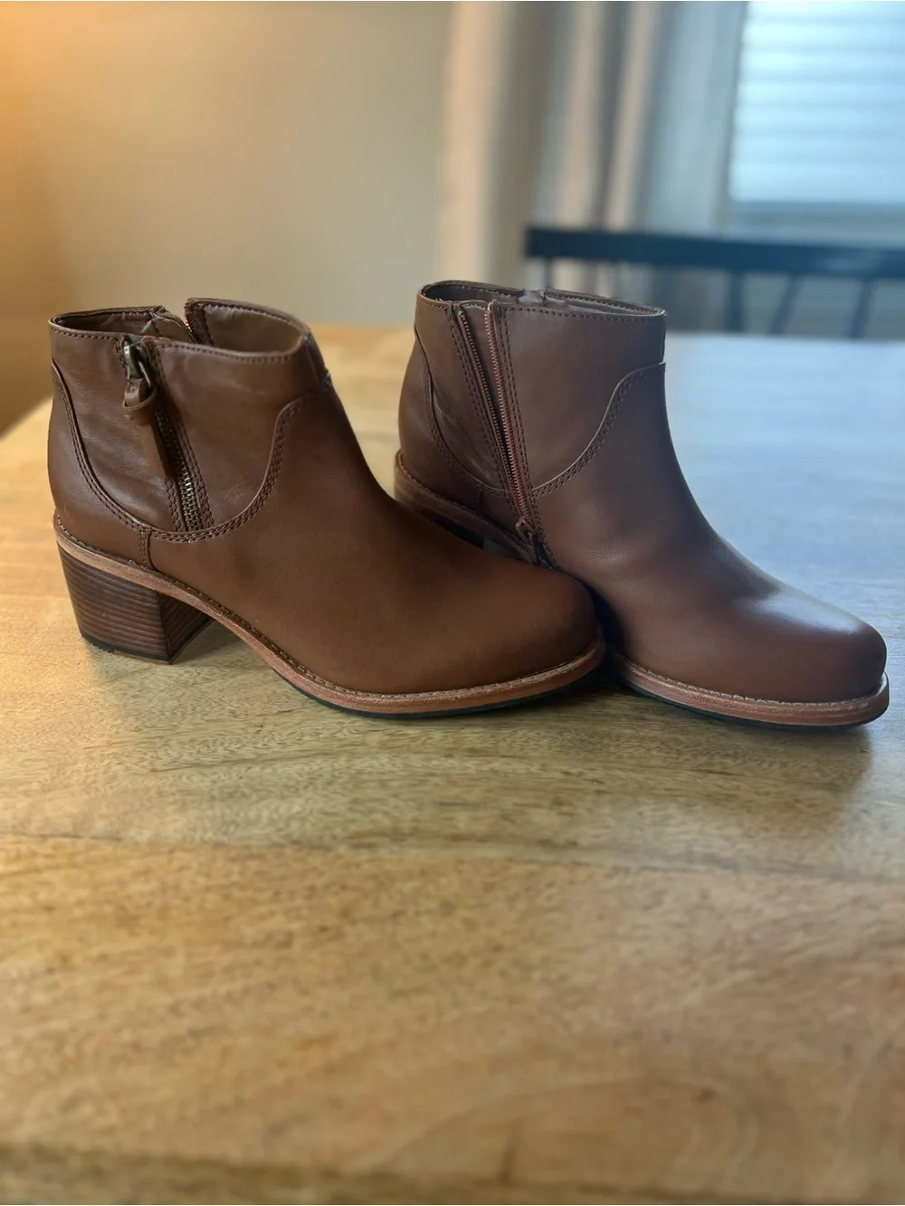 Clark’s Women’s Brown Leather Ankle Boots - Stylish Zip-Heel Design size 5.5